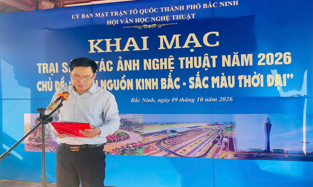 Đồng chí Đỗ Văn Phong, Chủ tịch Hội VHNT triển khai nhiệm vụ trại sáng tác.