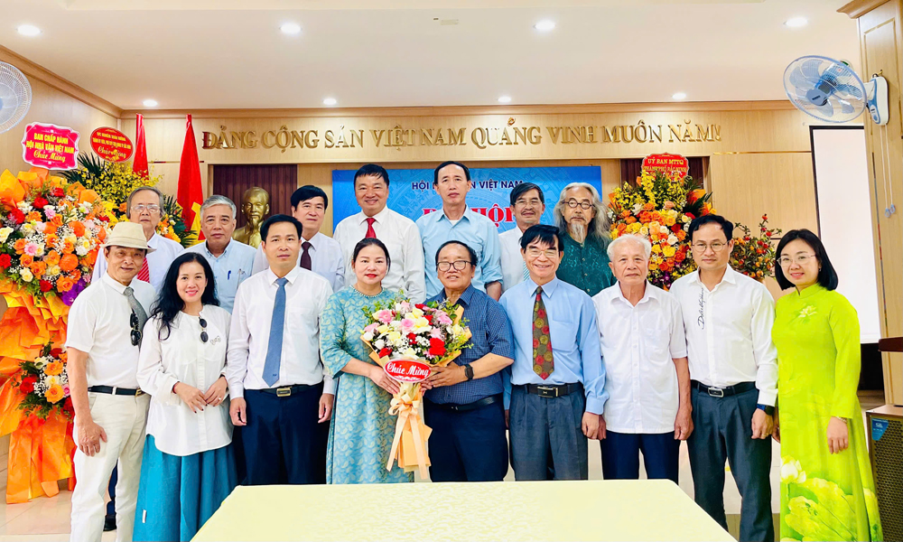 Đại biểu và các hội viên chúc mừng Ban Chấp hành Chi hội Nhà văn Việt Nam thành phố Bắc Ninh nhiệm kỳ 2026-2031
