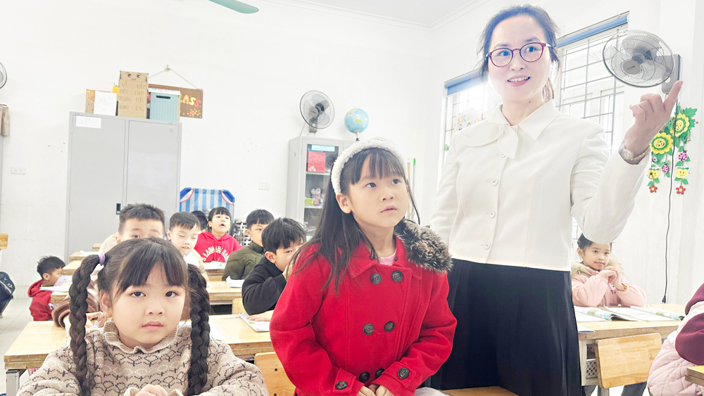 Cô giáo Phạm Thị Thúy hướng dẫn học sinh làm bài tập.