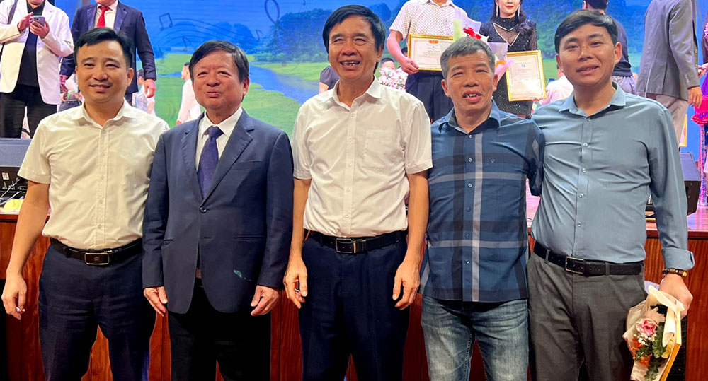 Nhạc sĩ Tuấn Khương (đứng giữa) chụp ảnh với các nhạc sĩ, nghệ sĩ của trung ương và tỉnh tại liên hoan.