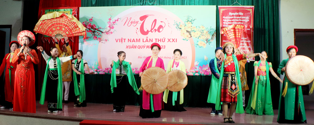 Một tiết mục ngâm thơ.