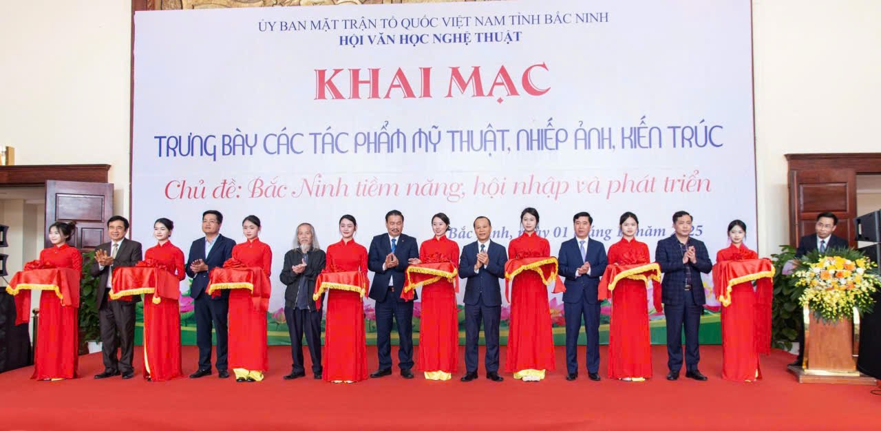 Các đại biểu cắt băng khai mạc trưng bày