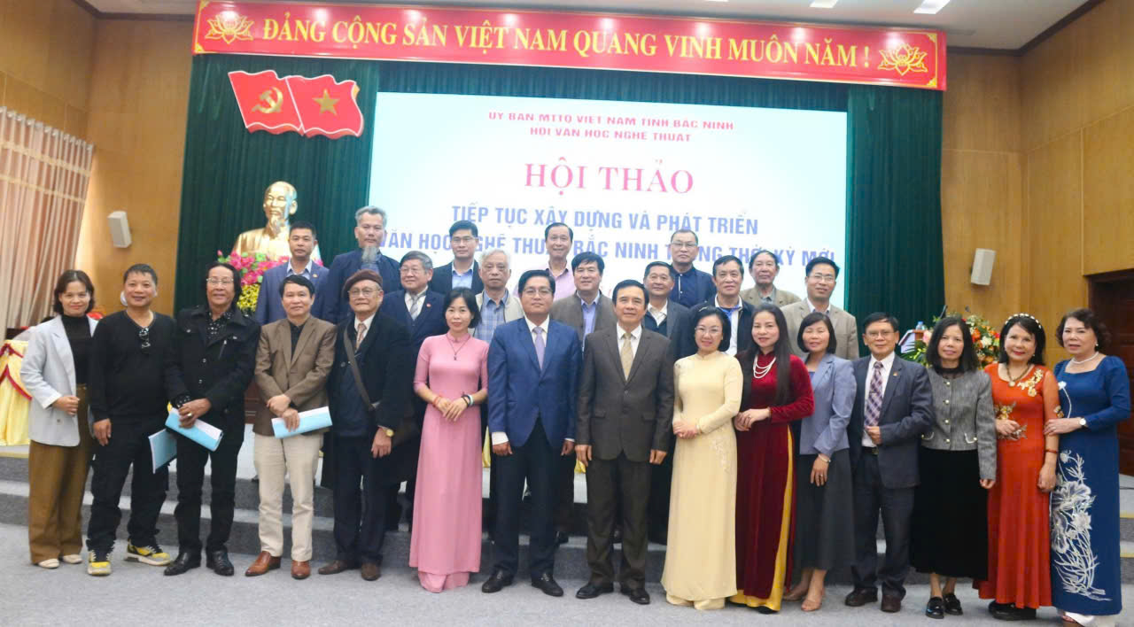 Các đại biểu chụp ảnh lưu niệm tại Hội thảo