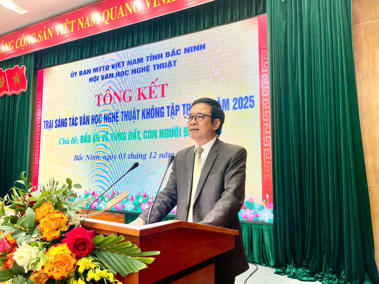 Nhạc sĩ Nguyễn Tuấn Khương - Chủ tịch Hội VHNT tỉnh phát biểu tổng kết trại sáng tác