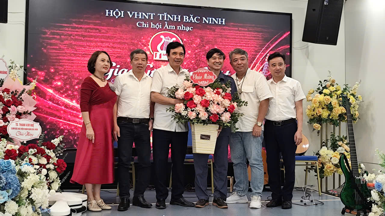 Nhạc sĩ Nguyễn Tuấn Khương - Chủ tịch Hội VHNT Bắc Ninh tặng hoa BCH Chi hội Âm nhạc