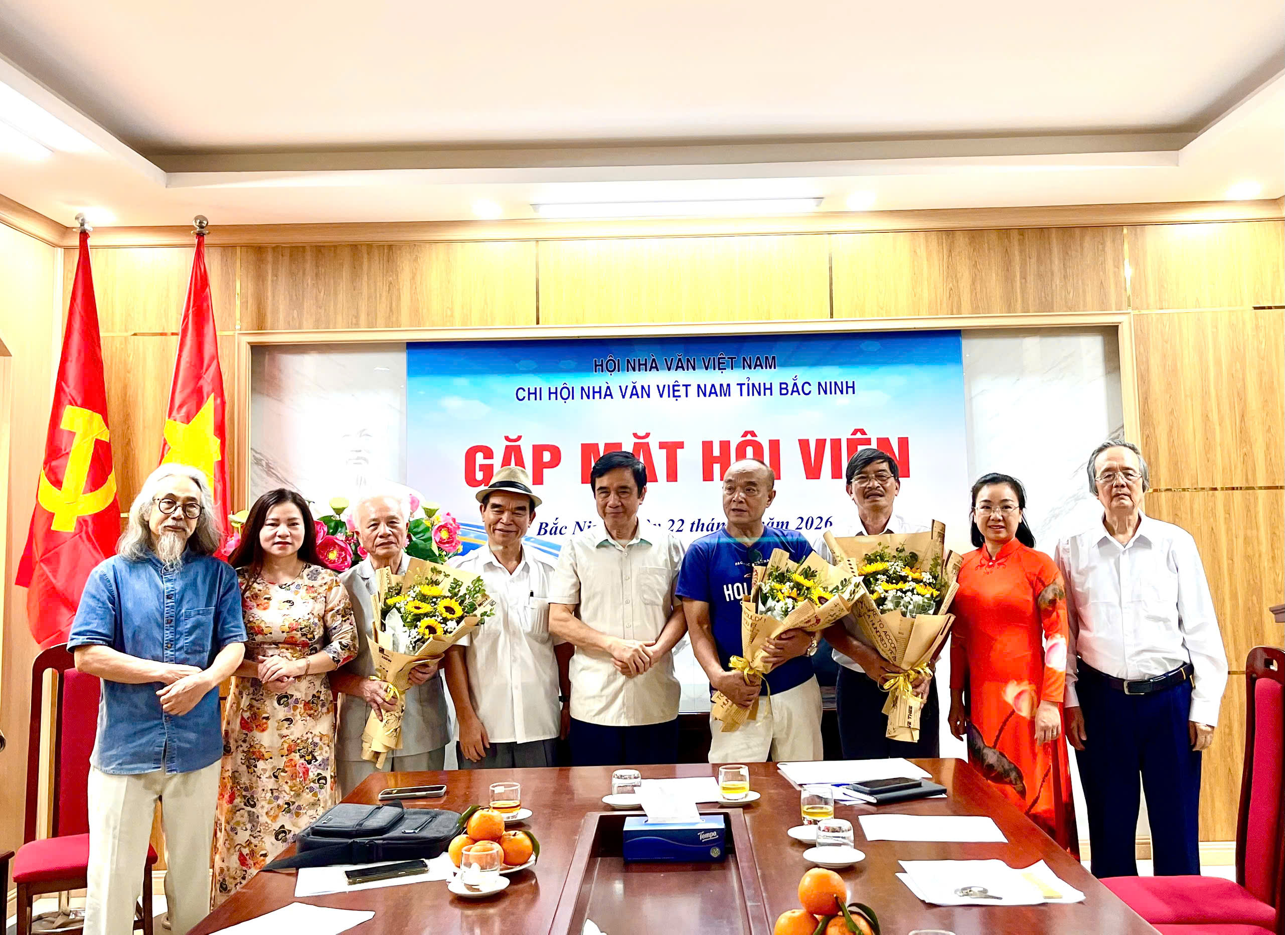 Ông Nguyễn Tuấn Khương, Chủ tịch Hội VHNT tỉnh Bắc Ninh cùng BCH Chi hội Nhà văn Việt Nam tặng hoa chúc mừng chi hội và hội viên mới