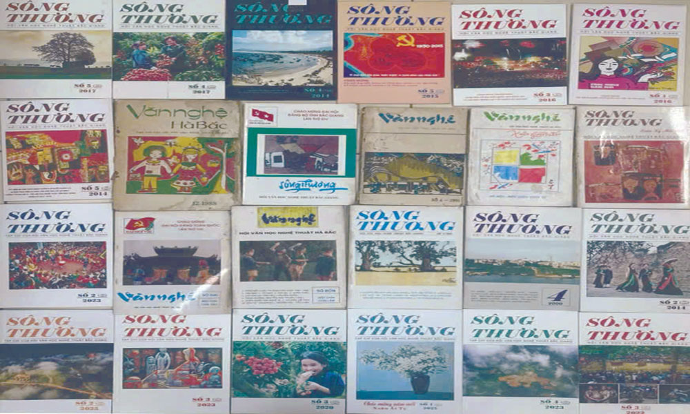 Tạp chí Sông Thương qua các thời kỳ. Ảnh: Thảo Chi