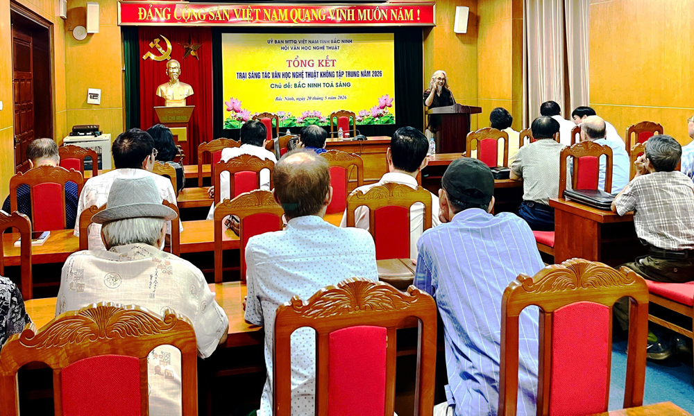 Nhà thơ Tân Quảng trao đổi cùng các hội viên thơ