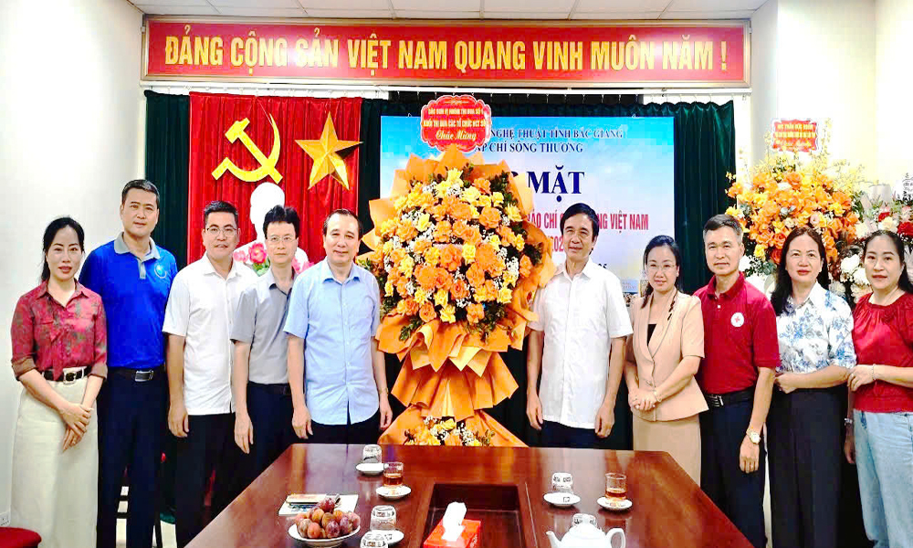 Các đơn vị trong khối Hội tặng hoa chúc mừng.