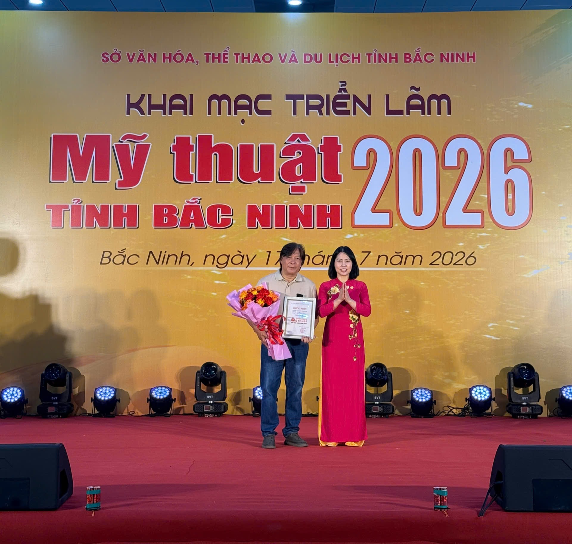 Bà Bùi Thị Thu Thủy, Giám đốc Sở Văn hóa, Thể thao và Du lịch tỉnh trao giải A cho tác giả Nguyễn Hồng Quang