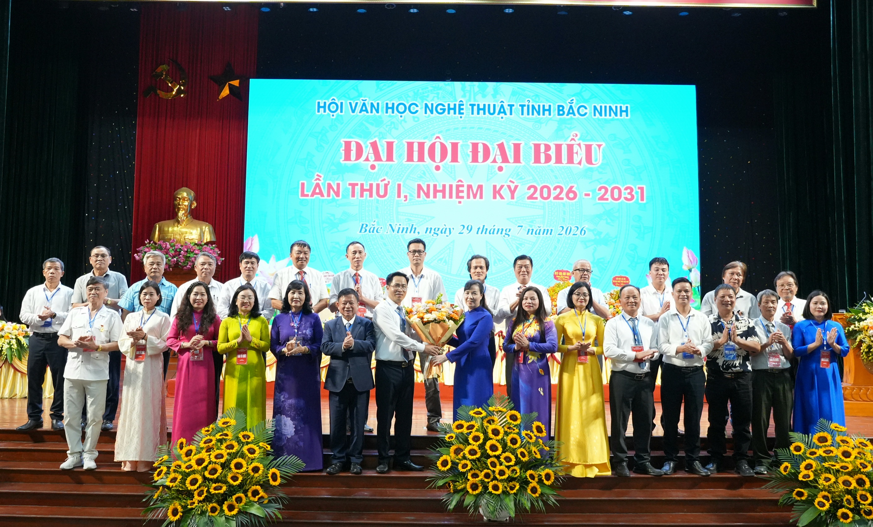 Đồng chí Nguyễn Thị Hà, Chủ tịch UB Mặt trận Tổ quốc tỉnh cùng các lãnh đạo đại biểu trung ương và địa phương chúc mừng BCH Hội khóa I